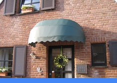 Wir, in Aachen, bieten individuelle Markisen, Rollladen, Raffstores und Jalousien nach Maß und stellen so Ihren Sonnenschutz sicher.